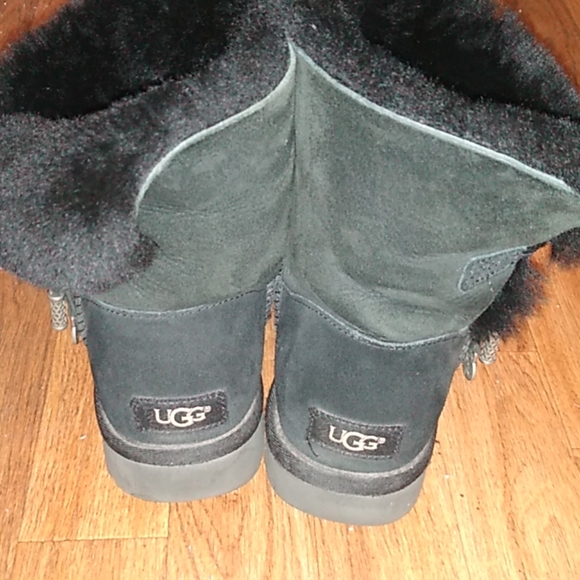 UGGS - Picture 2 of 3